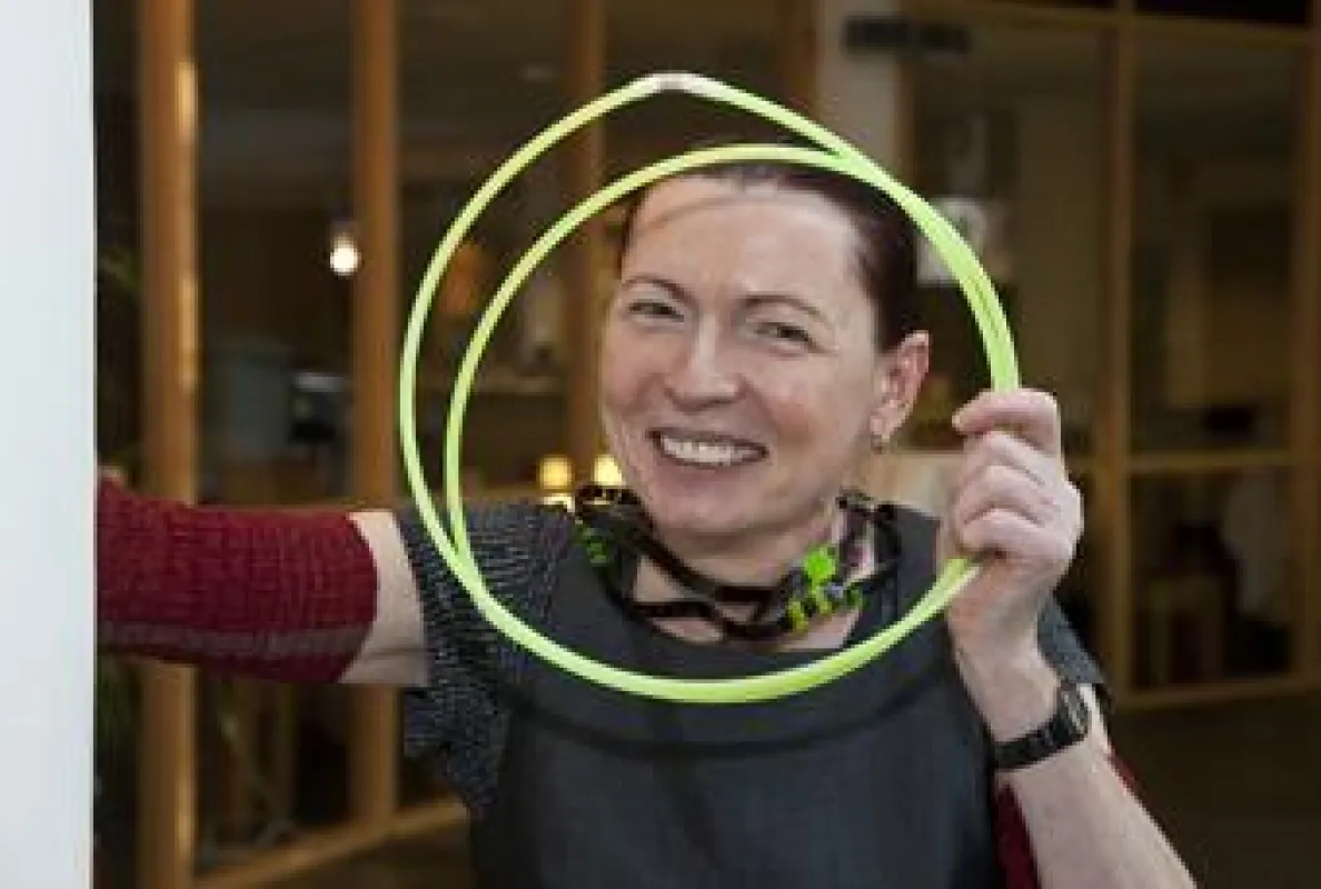 Dorota Albers mit einem ihrer Lieblingsmaterialien im hit-Technopark.