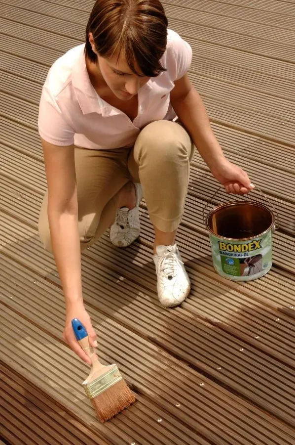 Schützt, pflegt und frischt den Farbton der edlen Bangkirai-Terrasse auf: Bondex Bangkirai-Öl.