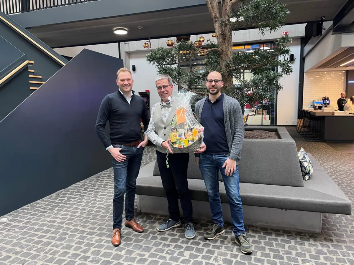 Geschäftsführer Christian Tuschen (l) und Lukas Poschen (r) gratulierten Franz-Josef Schoofs.