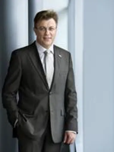 Bild: Dr. Felix Gress übernimmt Patenschaft des Masterstudiums "PR und Integrierte Kommunikation" von PR PLUS