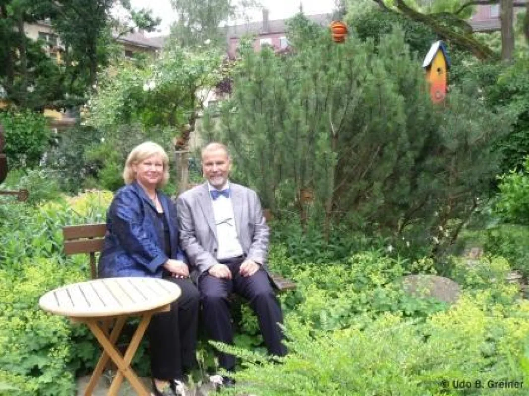 Gudrun und Klaus Förtsch im Naturgarten des Creativhotels Luise