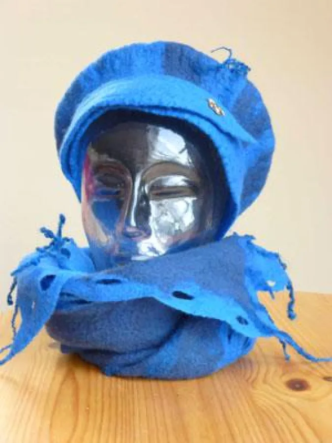 Schal und Mütze aus Filz, farblich aufeinander abgestimmt. Foto: privat