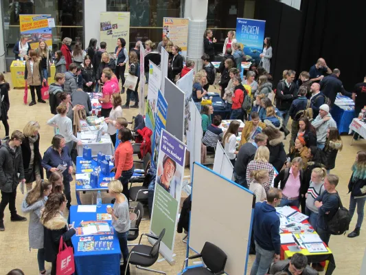 Hessen total international / Jugend-Infobörse informiert über Auslandsaufenthalte Bild: Hessen total international / Jugend-Infobörse informiert über Auslandsaufenthalte