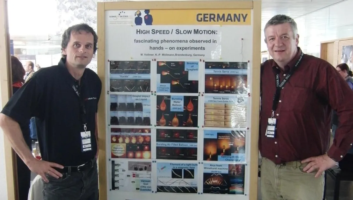 Prof. Vollmer (links) und Prof. Möllmann mit einem Poster zu ihrer Präsentation.