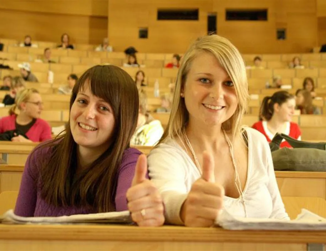 Junge Frauen studieren erfolgreich in Thüringen