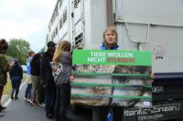 Bild: Über 200 Aktivisten stoppten Tiertransporter bei einer Mahnwache vor einem Schlachthof in Perleberg