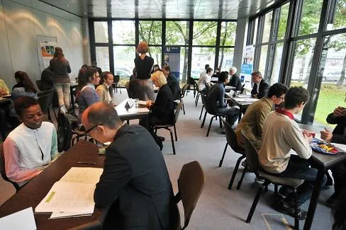 Interkulturelle Begegnung – Banker und junge Flüchtlinge trainieren gemeinsam Bewerbungsgespräche Bild: Interkulturelle Begegnung – Banker und junge Flüchtlinge trainieren gemeinsam Bewerbungsgespräche
