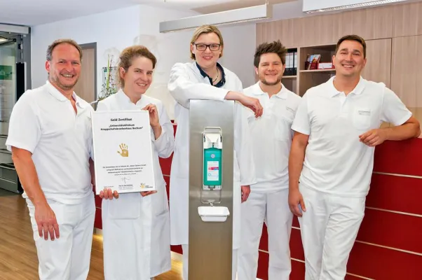 Bild: „Aktion saubere Hände“ verleiht erstmals Bochumer Klinik das begehrte Gold-Siegel