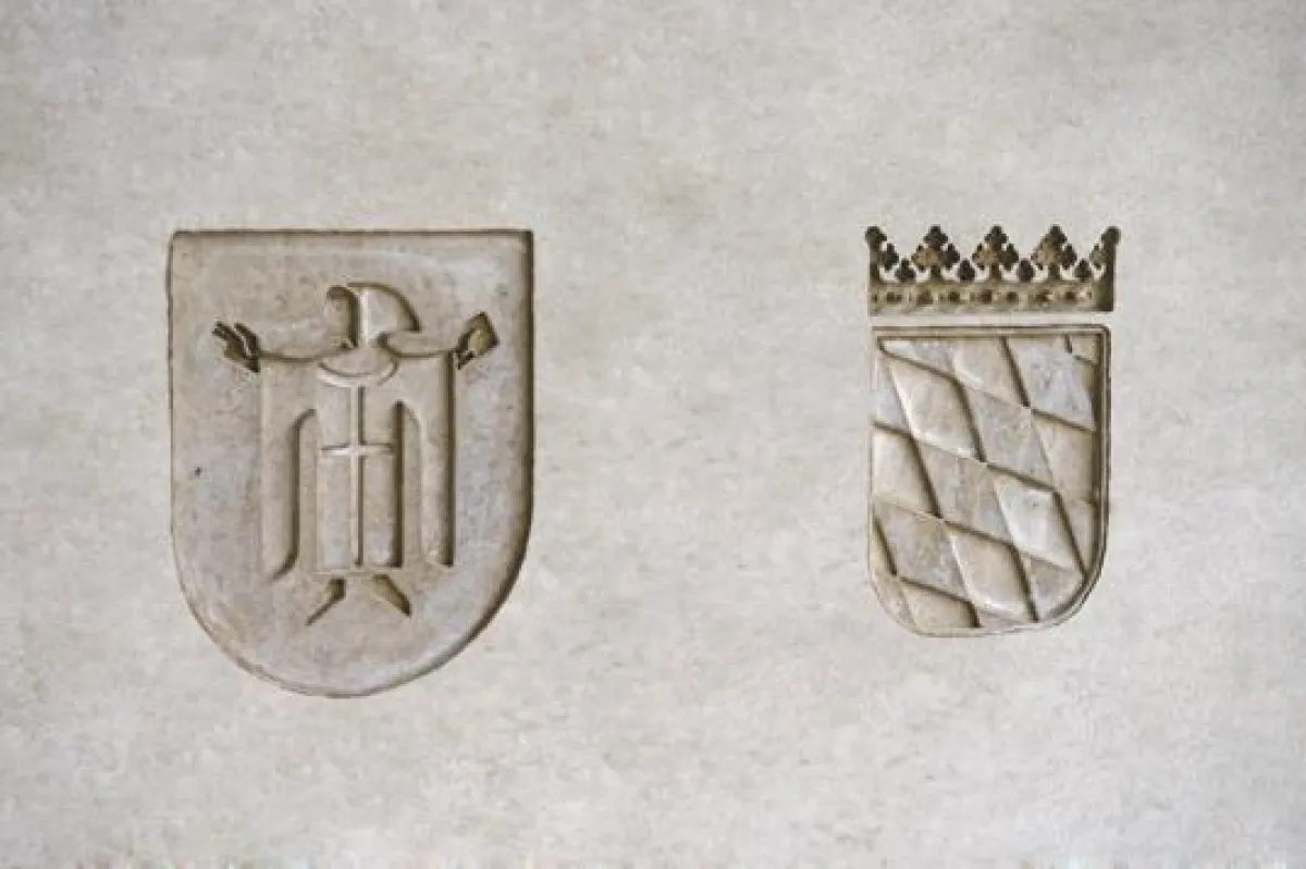 In Beton verewigt, das Münchner Kindl und das kleine Bayerische Staatswappen