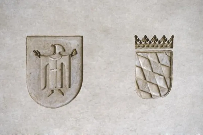 Bild: Schrift und Wappen in der Architektur