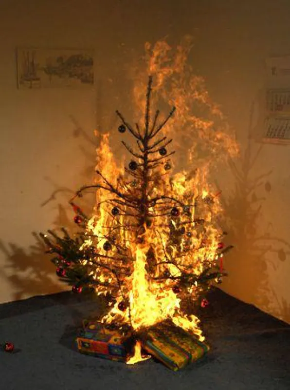Brandgefahr am Jahresende: Adventskränze und Weihnachtsbäume brennen allzu oft.