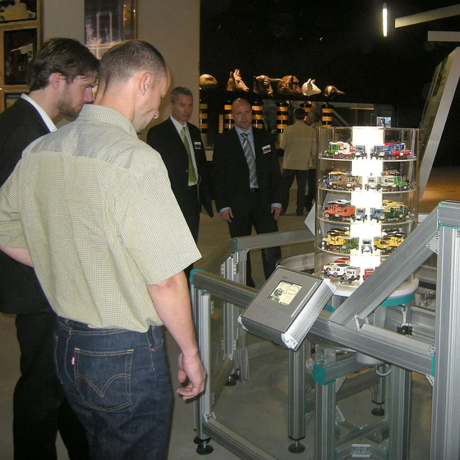 Betrachtungsstation an der Montrac-Anlage