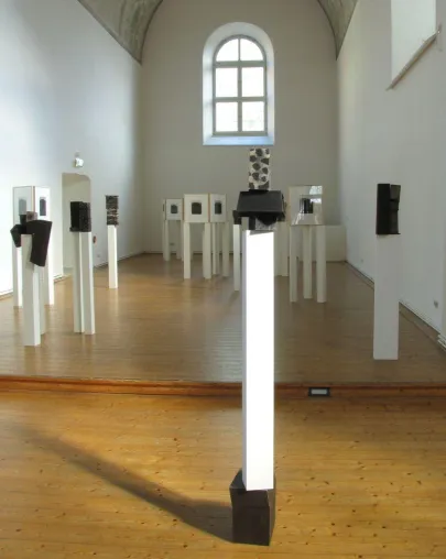 Kohlewerke: Anton-Kirchmair-Ausstellung „Spitz auf Knopf“ in der Klosterkirche Traunstein Bild: Kohlewerke: Anton-Kirchmair-Ausstellung „Spitz auf Knopf“ in der Klosterkirche Traunstein