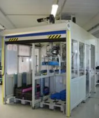 Bild: Kompakte Montagezelle - Symbiose aus individueller Montagetechnik und Standardpalettierer