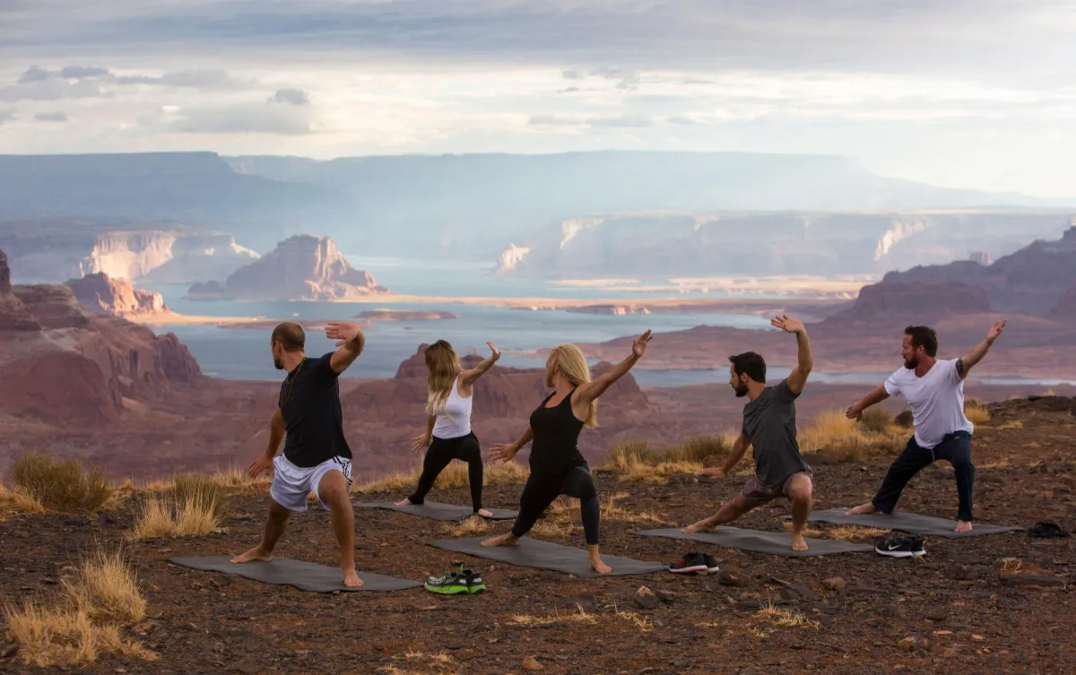 Yoga vor atemberaubendem Panorama: Gäste des Amangiri in Utah auf dem Tower Butte