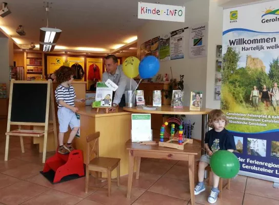 Bild: Neuer Kinderschalter in der Tourist-Info Gerolstein. Unsere kleinen Gäste – ganz groß
