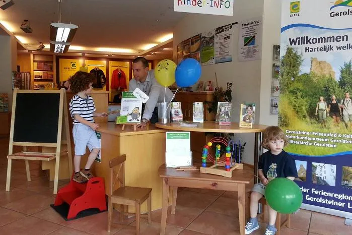 Neuer Kinderschalter in der Tourist-Info Gerolstein. Unsere kleinen Gäste – ganz groß Bild: Neuer Kinderschalter in der Tourist-Info Gerolstein. Unsere kleinen Gäste – ganz groß