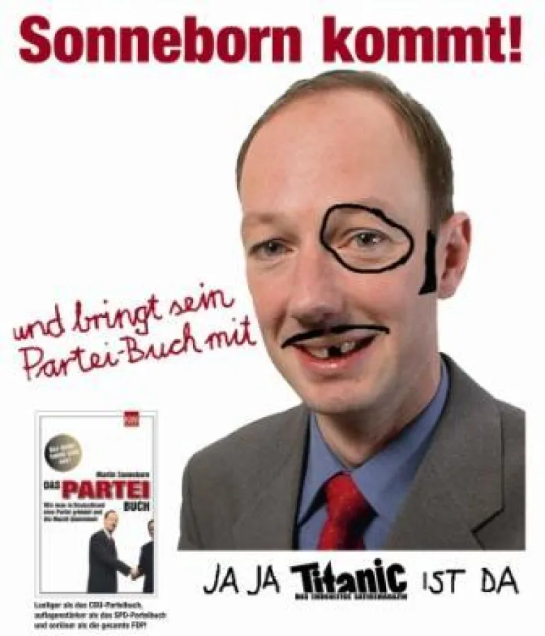 Martin Sonneborn kommt und bringt sein Partei-Buch mit