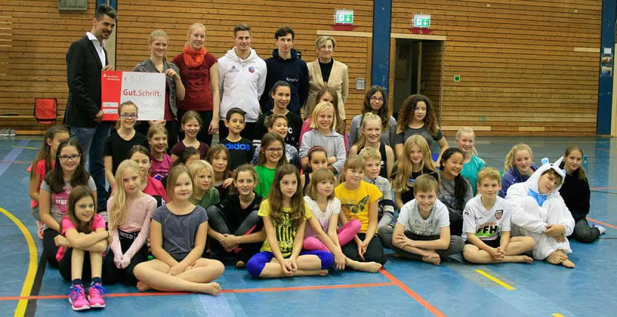 Scheckübergabe beim SSC Bad Vilbel für das Projekt Zirkus Krawumm