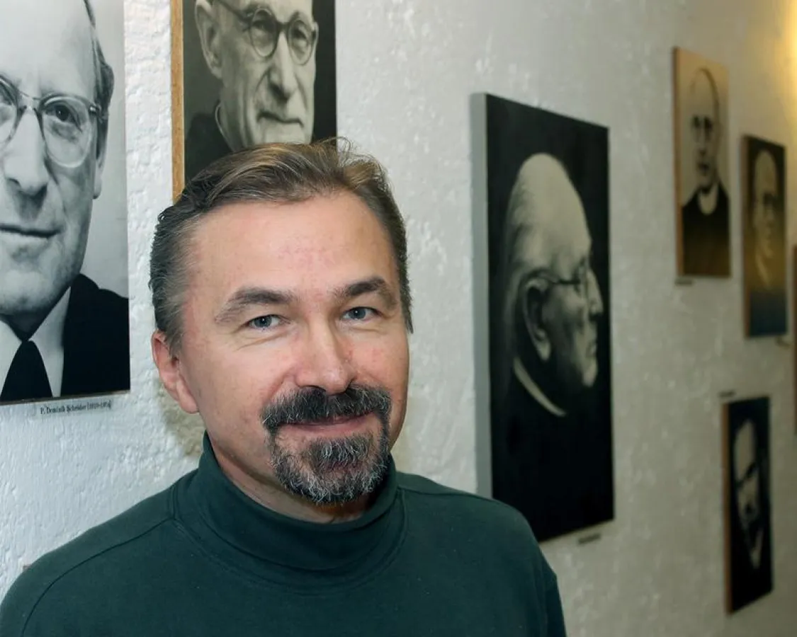 Dr. Stanislaw Grodz SVD vor den Porträts seiner Vorgänger, den Direktoren des Anthropos-Instituts.  (© Steyler Missionare)