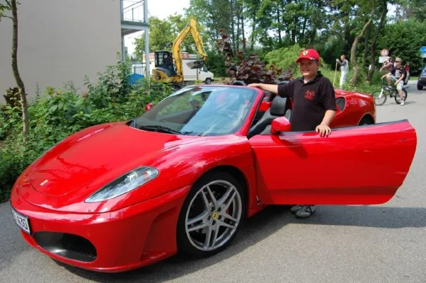 Bild: EiszeitQuell und Hit-Radio ANTENNE 1 erfüllen Traum eines kleinen Jungen - Mit dem Ferrari vom Schulhof brausen