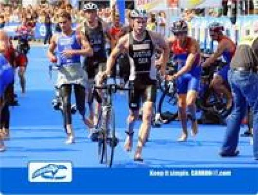 Bild: Carboo4U Top-Athlet Steffen Justus wird beim Dextro Energy Triathlon Hamburg 4. und somit bester Deutscher