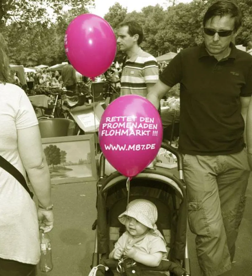Luftballonaktion zur Rettung des Promenadenflohmarkts in Münster