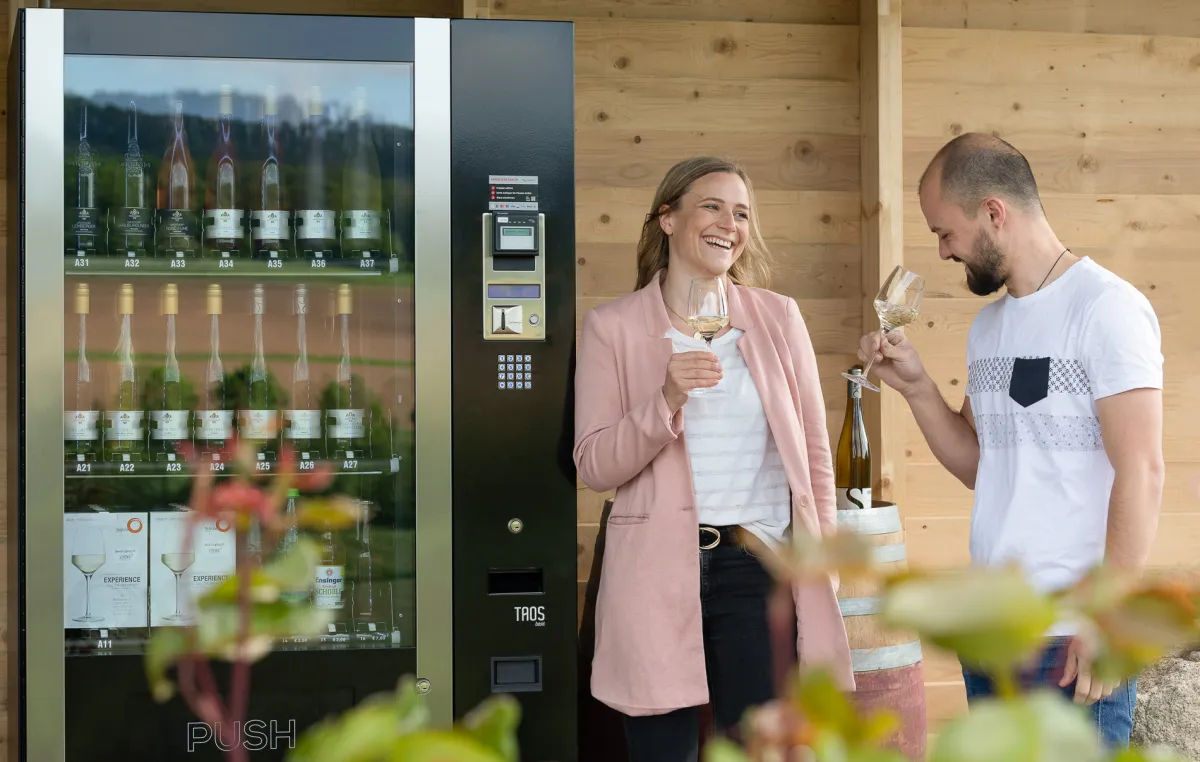 Weinautomat des Weingut Sonnenhof in Vaihingen-Gündelbach sorgt 24/7 für Genuss (© Bettina Meister)