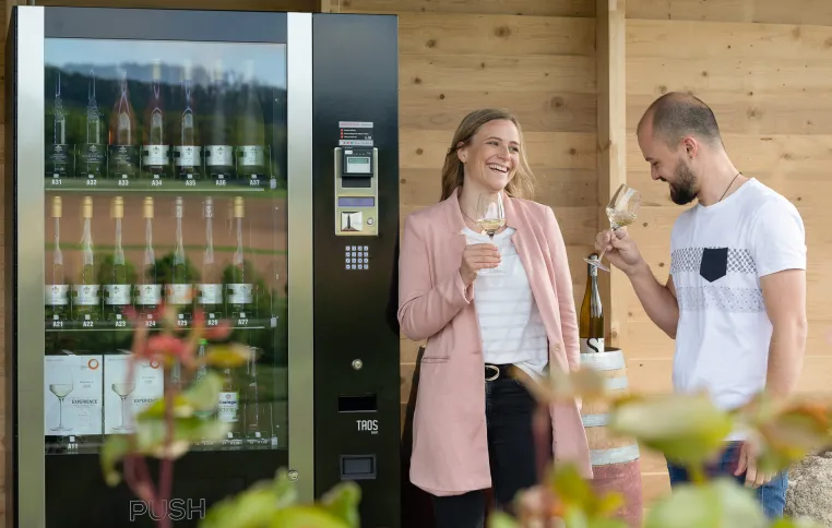 Bild: Erstmalig 24/7 Weingenuss am Naturpark Stromberg: Vinomat beim Weingut Sonnenhof