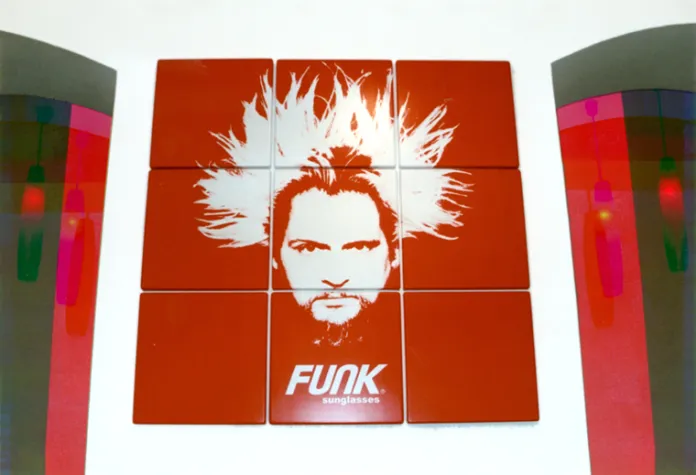 Bild: Es ist ROT / WEISS in der Stadt  -  der FUNKstore München