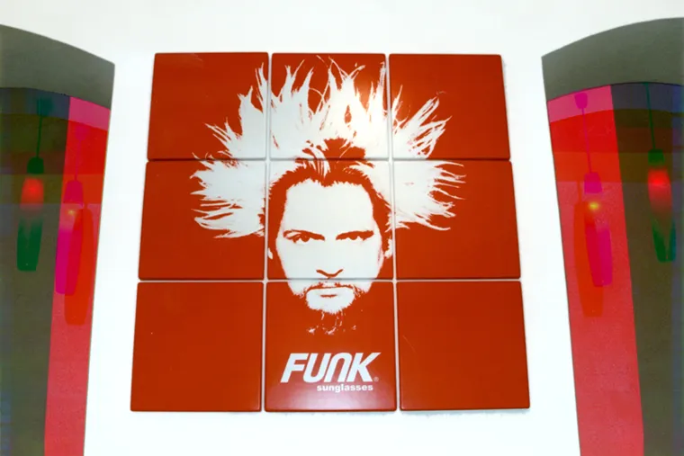 Bild: Es ist ROT / WEISS in der Stadt  -  der FUNKstore München