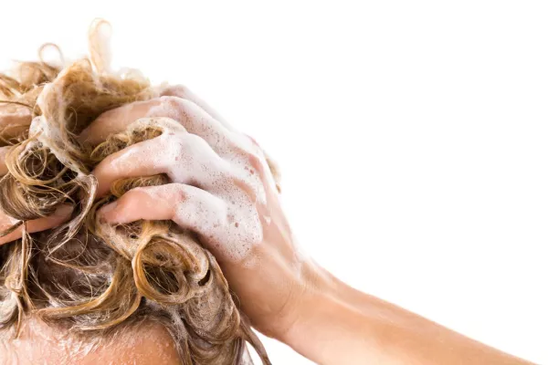 Bild: Anwendungsbeobachtung bei der Verwendung einer basischen Haarseife mit saurer Haarspülung