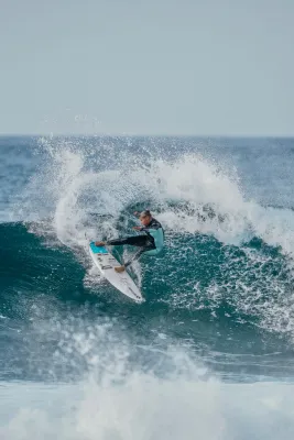 Bild: High Season für Surfer: Profi-Surferin Janina Zeitler verrät ihre Top 5 Surf-Hotspots für den Herbst