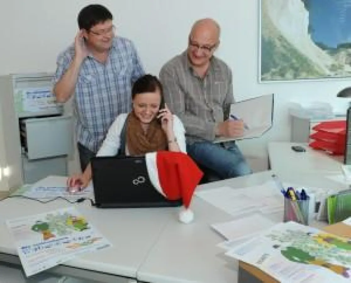 Am Kartentelefon: Leif Tennemann, Tina-Janine Strauch und André Kuchenbecker. Foto: Rainer Cordes