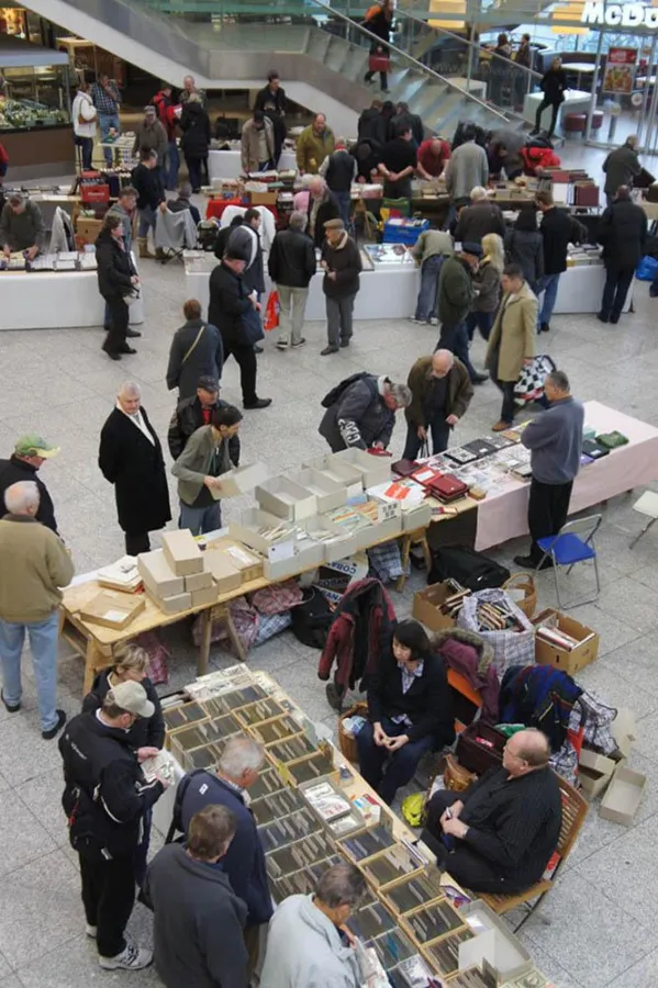 Verkaufsinseln in der Haupthalle des Berliner Ostbahnhofes