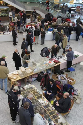 Bild: Ansichtskarten Briefmarken und Münzbörse im Berliner Ostbahnhof