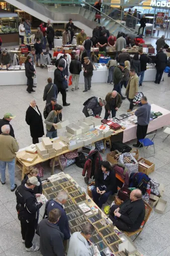 Bild: Ansichtskarten Briefmarken und Münzbörse im Berliner Ostbahnhof
