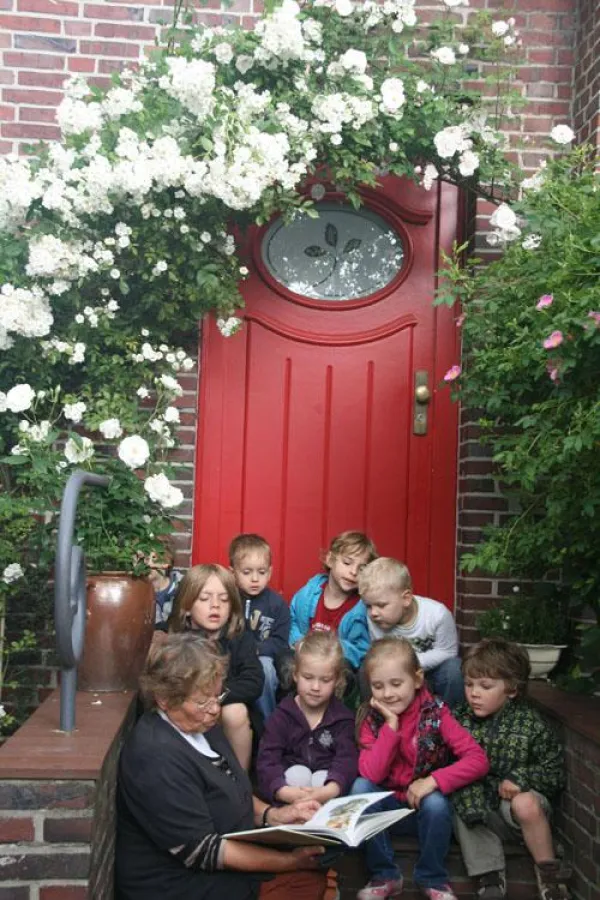 Fast wie im Dornröschenschloss: Märchenstunde mit Margit Hewicker. Foto: Forum Baltikum