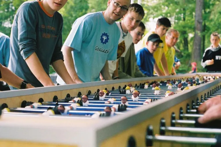 Fußball als echte Handarbeit: GOALIATH bringt alle an einen Tisch Bild: Fußball als echte Handarbeit: GOALIATH bringt alle an einen Tisch