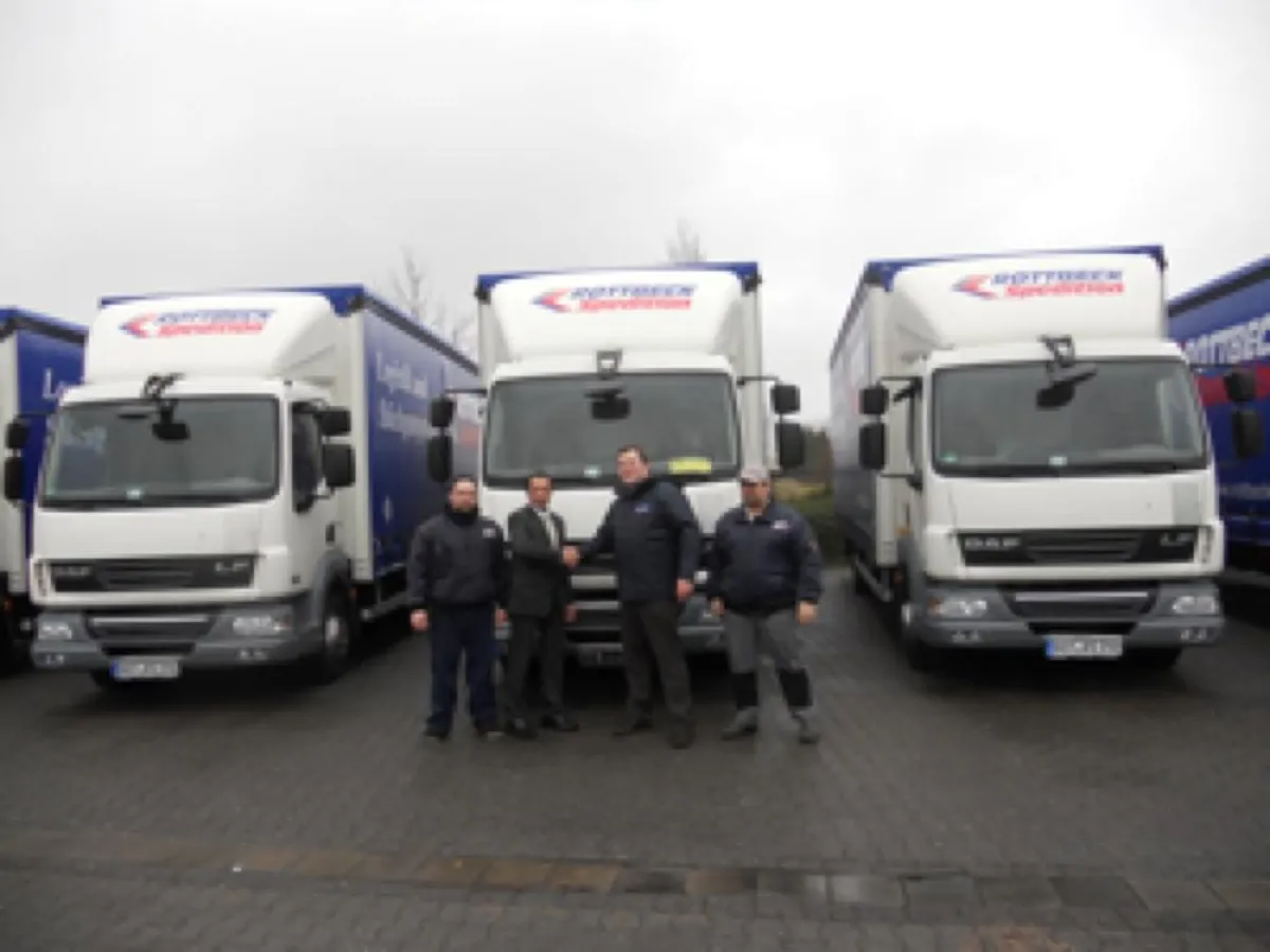 Die Mitarbeiter der Spedition Rottbeck freuen sich über die neuen Fahrzeuge.