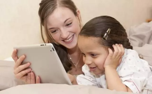 Bild: Tablet statt Bilderbuch? Was Eltern über mobile Medien wissen sollten