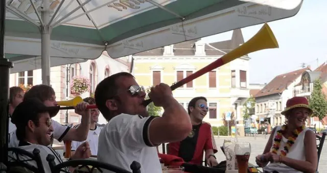 Bild: Vuvuzelas - ohrenbetäubender Lärm ohne Ende? - Presseerklärung der größten deutschen Hörgeschädigten-Verbände