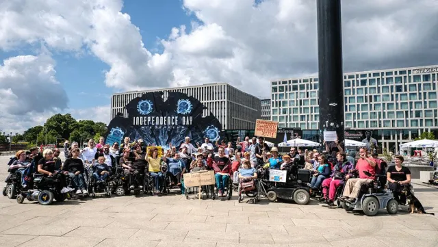 Bild: #NichtMeinGesetz - Menschen mit und ohne Behinderungen begraben am 07. Juli das Bundesteilhabegesetz