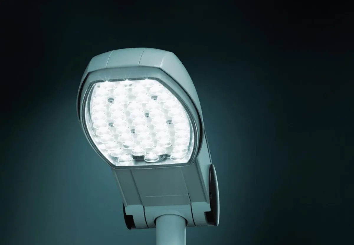 Die TRILUX Lumega 700 LED ermöglicht die effiziente Beleuchtung des gesamten Straßenraums.