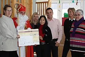 Bild: Faire Nikolausüberraschung mit 1000-Euro-Spende von Dr. Goerg im Kindergarten "Villa Kunterbunt" in Holler