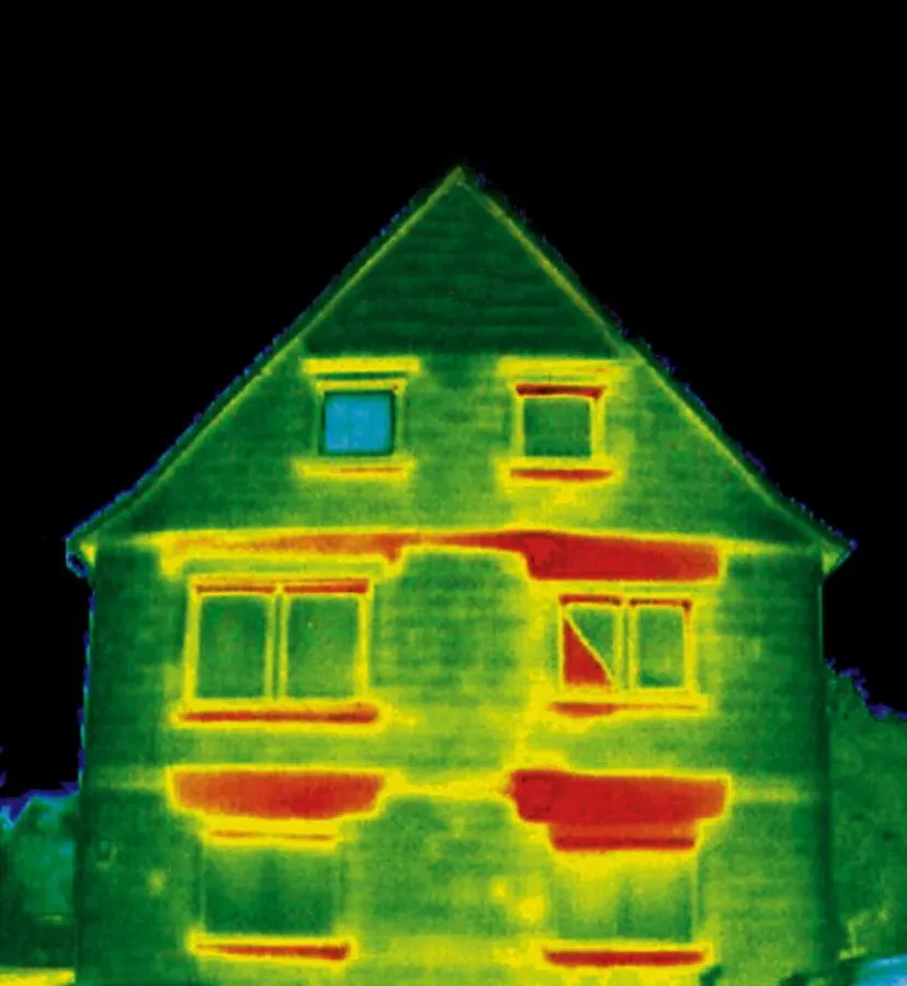 So oder so ähnlich sehen viele Häuser aus Sicht der Wärmebildkamera aus. Deutlich zu erkennen sind die roten Energielecks durch die teure Heizenergie entweicht. Bild: tdx/DiHa