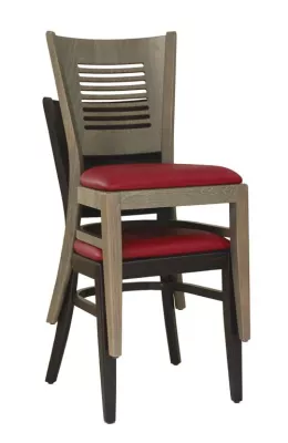 Bild: Praktisch in der Objekteinrichtung: stapelbare Holzstühle