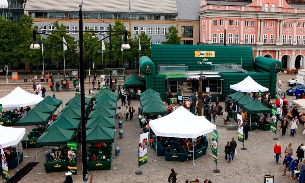64 grüne Sofas verwandeln am 25. und 26. Juni den Alten Markt in Magdeburg in ein großes Wohnzimmer und laden die Besucher zu einem guten Gespräch bei einer Tasse Jacobs Krönung ein.