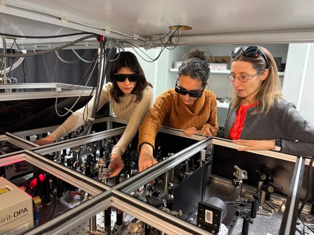 Bild: Energiefluss im Halbleiter: Neue Einblicke dank ultraschneller Spektroskopie