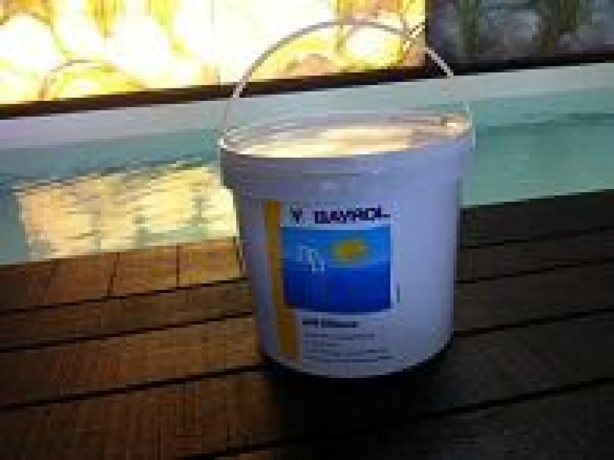 Wasserpflegemittel von Bayrol für Sauberkeit im Pool und Schwimmbad bei ESTA Pools